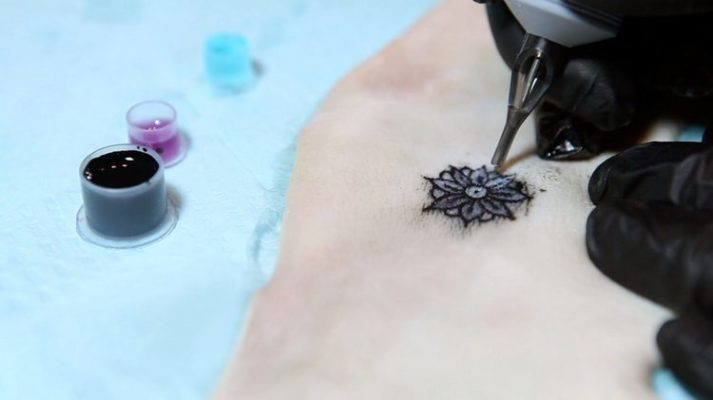 умная татуировка на руке