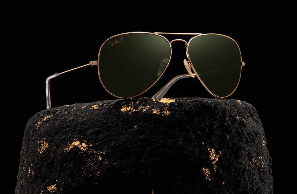 Aviator Solid Gold с оправой из 18-каратного золота в сочетании с зелёными поляризованными линзами — это идеальный вариант для инвестиций, сочетающий неподвластный времени внешний вид с чистой роскошью.
